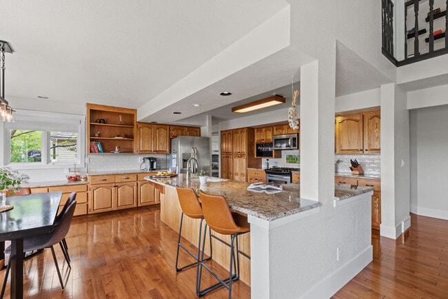 Building Photo - 2213 Grosvenor Ct