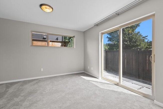 Building Photo - Air Conditioned Judkins Parkside Townhome ...