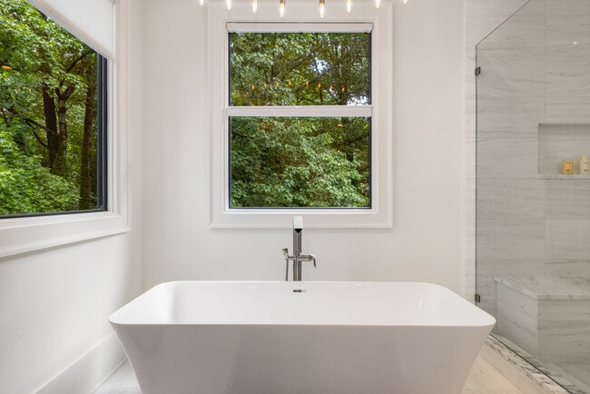 Building Photo - 306 Pinecrest Rd NE