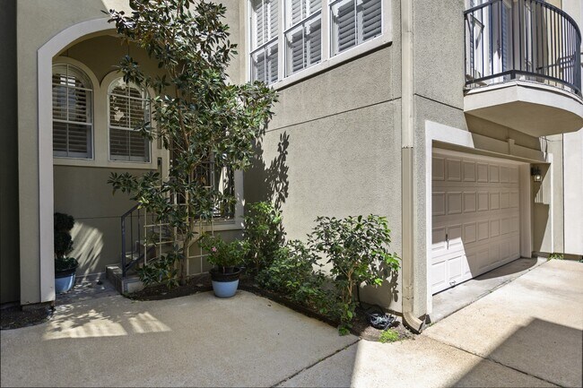 Building Photo - 3307 W Lamar St