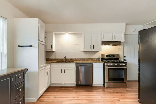 Building Photo - 8106 Windlake Dr