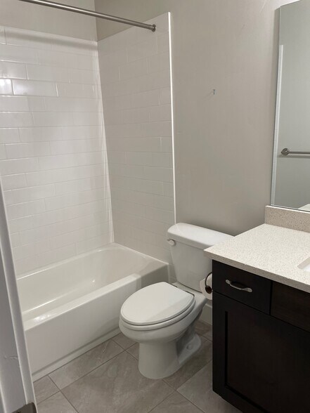 Upstairs Bath - 951 W Shadow Brook Ln