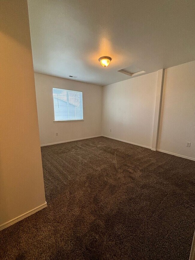 Building Photo - Pet Friendly 3 bedroom Townhouse!
