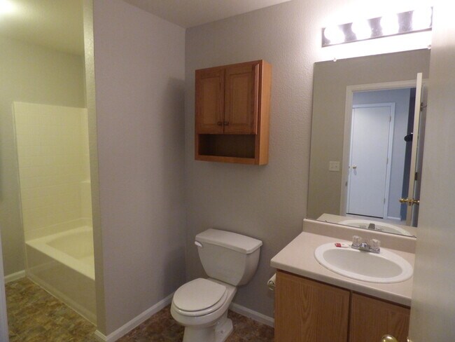 Building Photo - Beautiful 3 Bedroom 2 Bath Townhome with 2...
