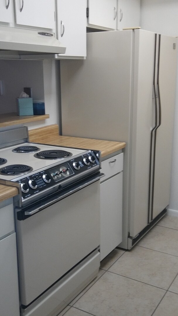 Building Photo - Townhouse