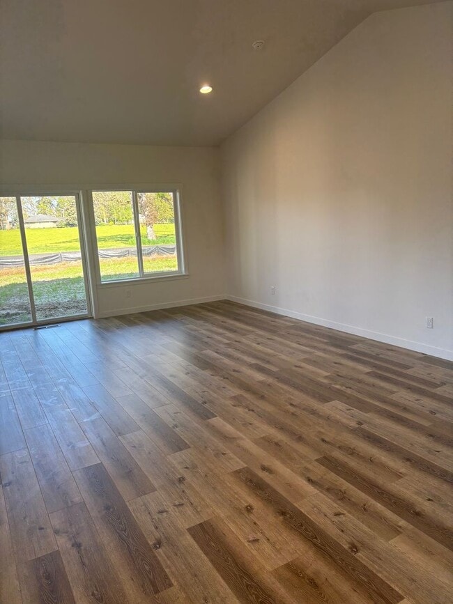 Building Photo - 3 Bedroom 2 Bath Silverton OR