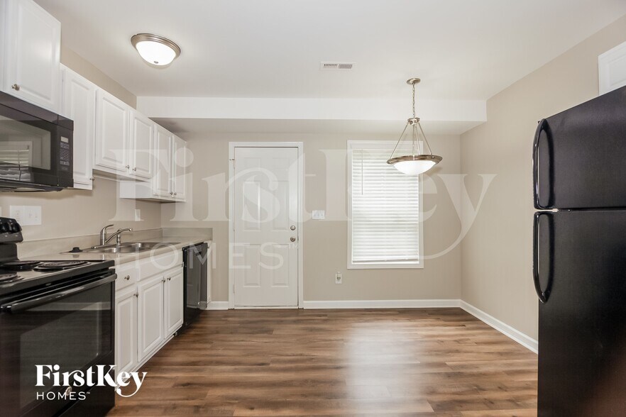 Building Photo - 3021 Seymour Dr