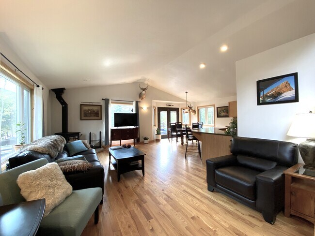 Building Photo - 28 Valley View Ln