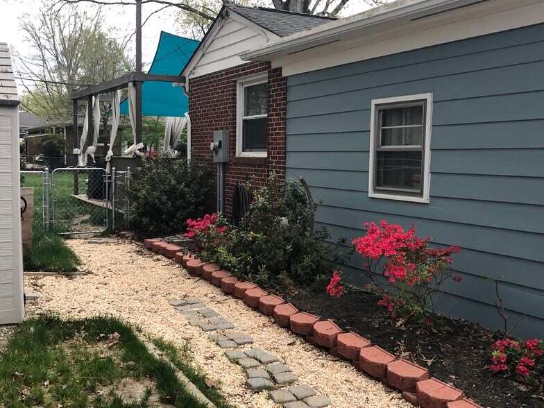 Building Photo - 6241 Forest Hill Ave