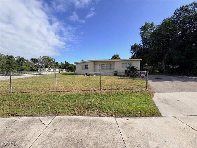 Building Photo - 1341 Gardenia Ave