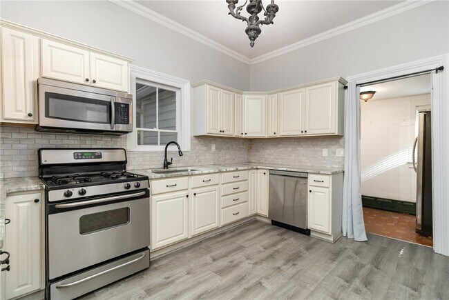 Building Photo - 56 Vassar St