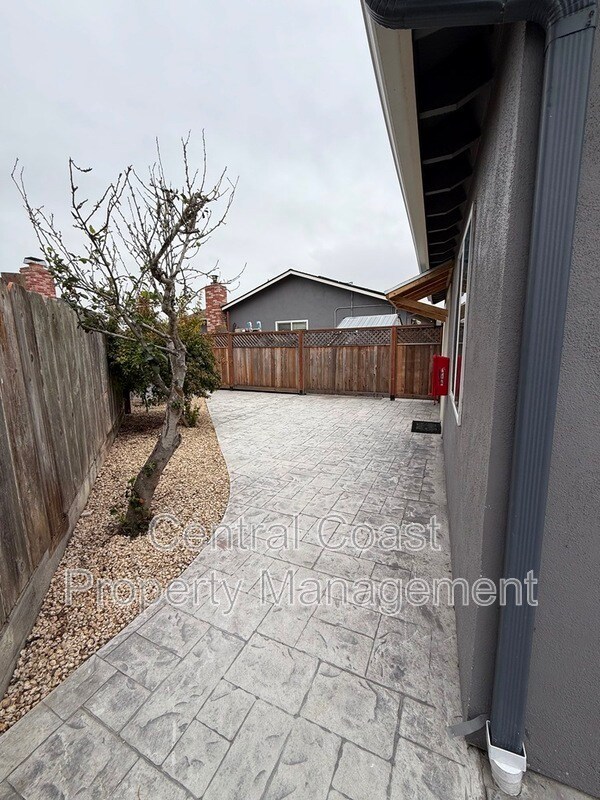 Building Photo - 142 Peppertree Pl