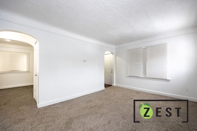 Building Photo - OPEN HOUSE- 12/23! 4PM-4:30PM! Beautiful 3 BED 1 BATH!