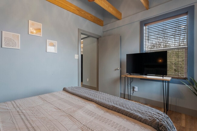 Building Photo - 304 Tide St