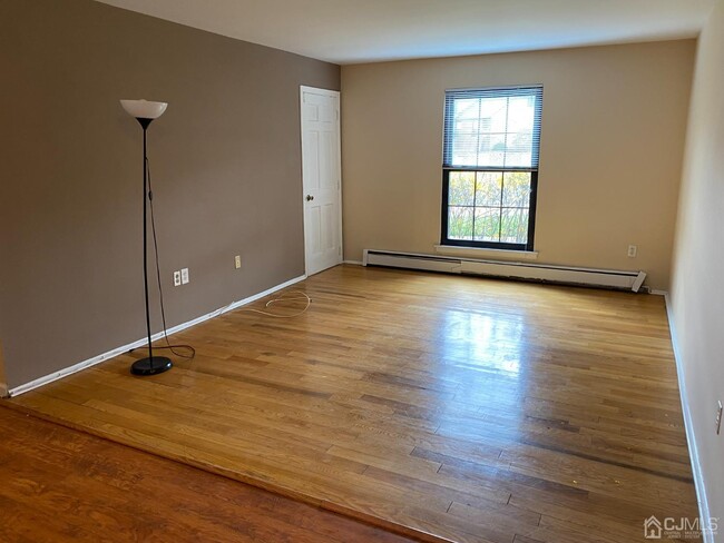 Building Photo - 323 Gill Ln