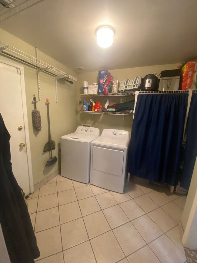 Building Photo - Charming 3 Bed, 1.5 Bath Home in Central F...