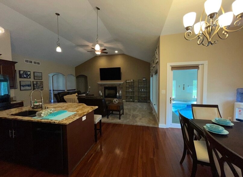 Building Photo - W209N11385 Reger Ct
