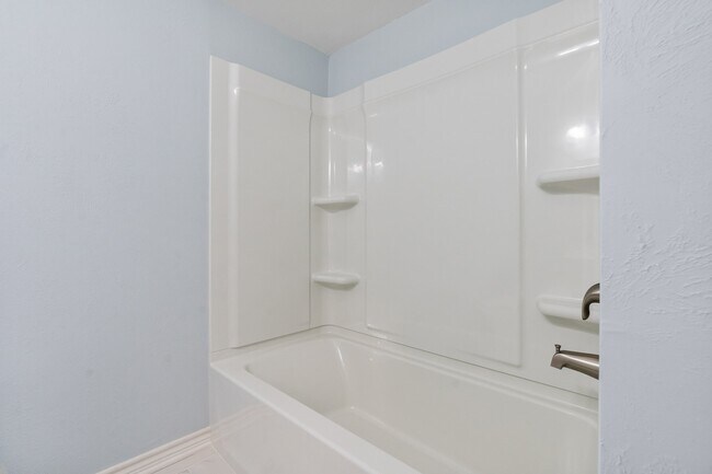 Building Photo - 9134 Lakeside Dr