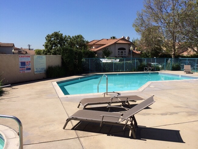 Building Photo - Beautiful 3 Bedrooms, 2.5 Baths Home with 3 Garage in Gated West Covina Community