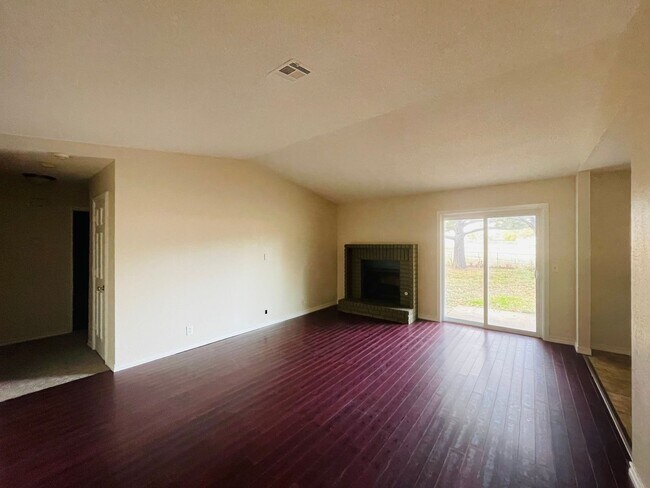 Building Photo - Recently remodeled home