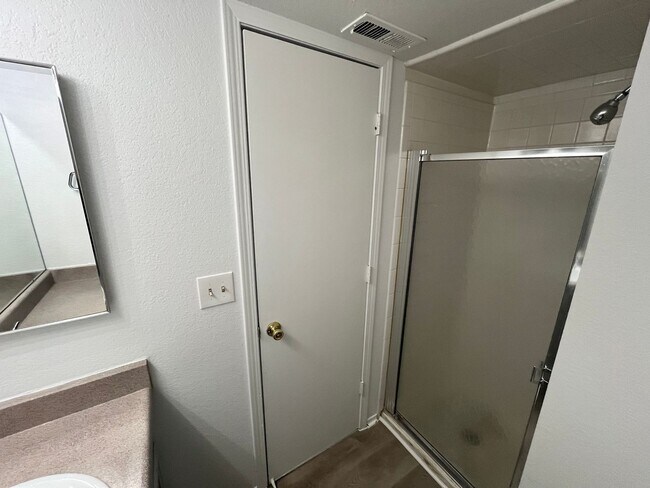 Building Photo - 2 bed 2 bath Condo W/D in Unit - $500 off first months rent!