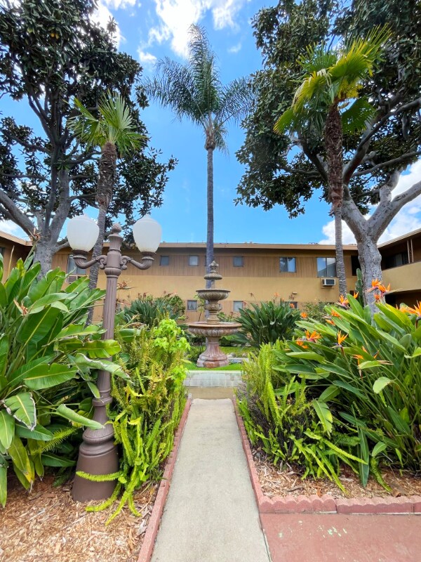 Building Photo - 627 N Vine Ave