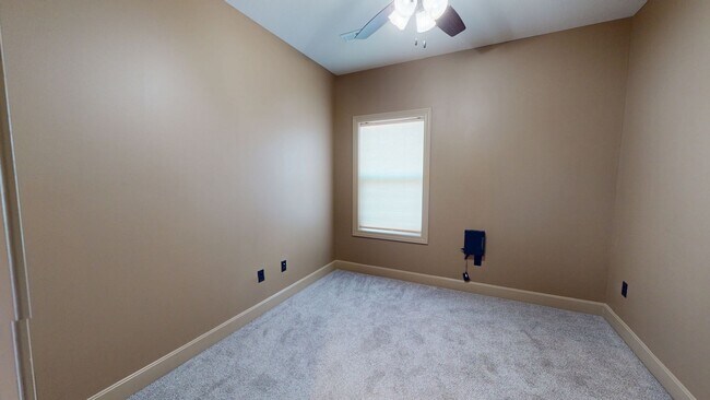 Building Photo - Townhome in Savannah schools!