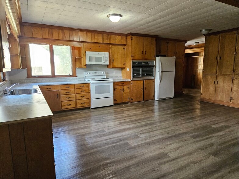 Building Photo - 108 E Main St