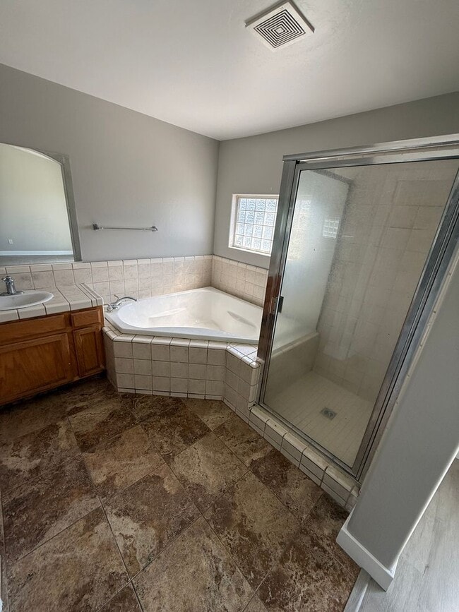 Building Photo - Spacious 4-Bedroom Home in Southwest Bakersfield