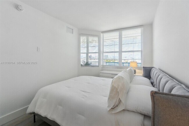 Building Photo - 100 Lincoln Rd