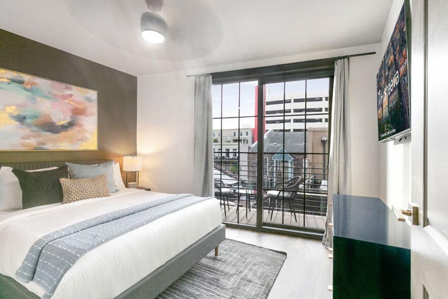 Building Photo - 611 Commerce St