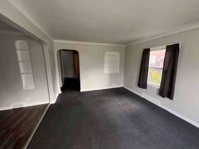 Building Photo - Stunning 3 Bedroom Brick Bungalow on Eastside of Detroit, Move in ready!