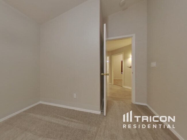 Building Photo - 3921 N 125th Dr