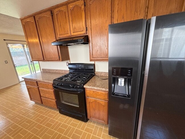 Building Photo - 3 bedroom home in Lakewood available now