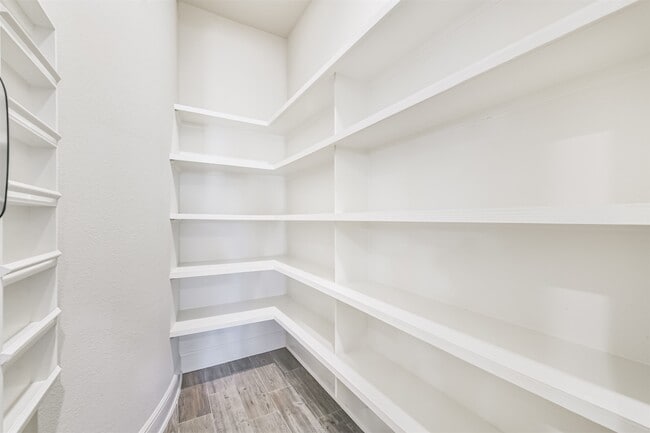 Building Photo - 210 Liatris Ct