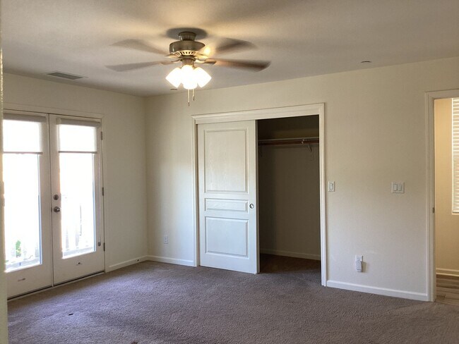 Building Photo - 2573 Daisy Dr