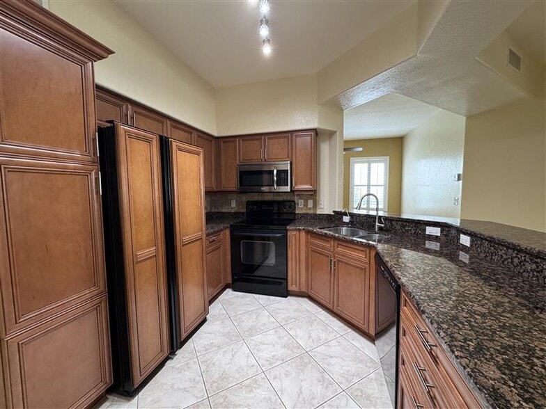 Building Photo - 600 Mirabella Cir