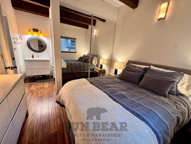 Building Photo - Beautiful furnished 3 bedroom! Great Locat...