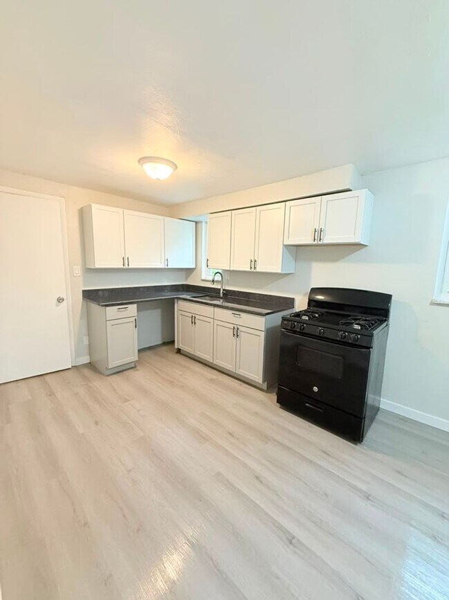 Building Photo - 472-474 Guylyn Dr