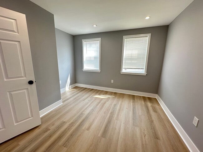 Building Photo - 2 bedrooms 1.5 bathroom House in South Phi...