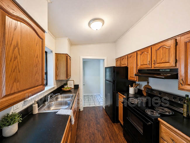 Building Photo - 2050 Monteau Dr