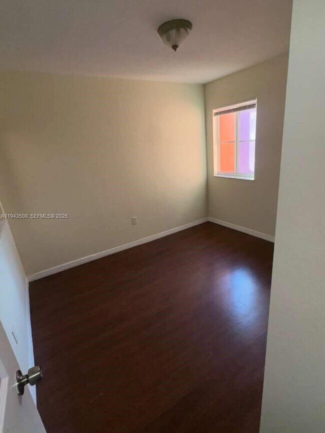 Building Photo - 825 SW 6th Pl