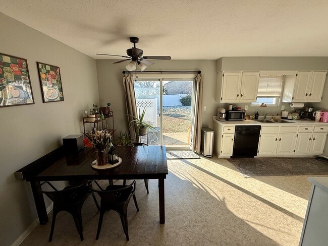 Building Photo - 3BR Duplex with Garage & Fenced Yard