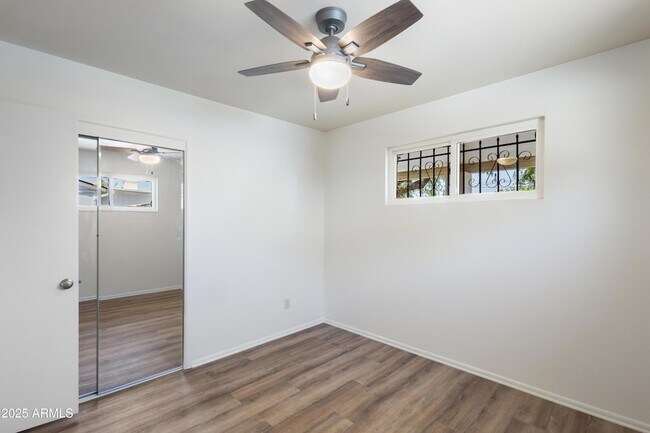 Building Photo - 5742 N 12th Pl