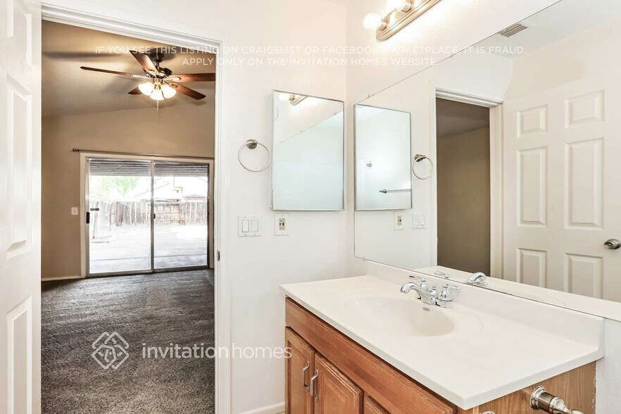 Building Photo - 822 E Gila Ln
