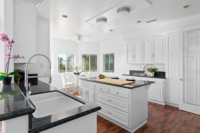 Building Photo - Spacious 7-Bedroom Home with Ocean Views i...