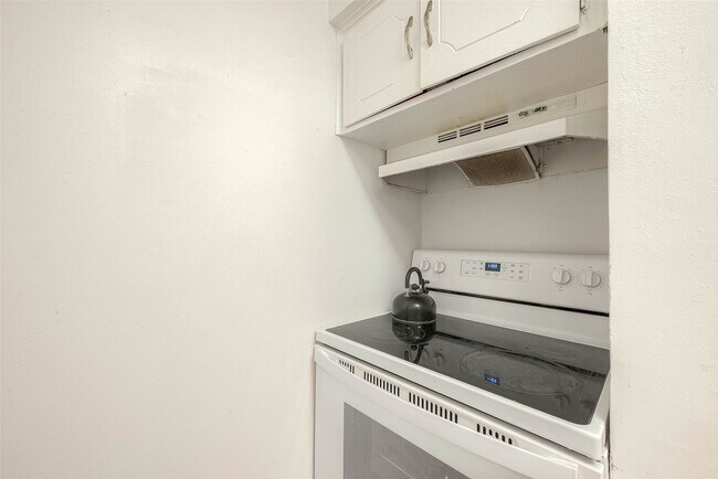 Building Photo - 2201 Fountain View Dr