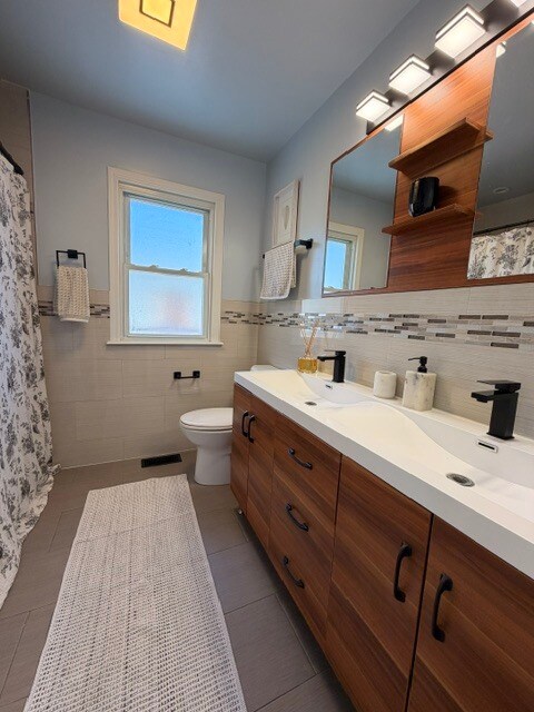Main floor Bathroom - 4605 Prairie Ave