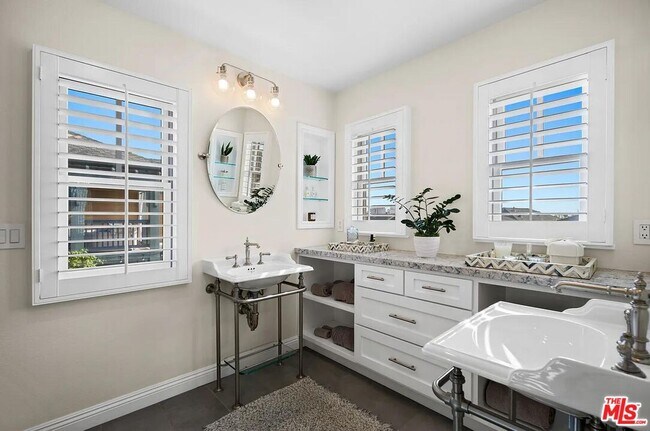 Building Photo - 2584 Bungalow Pl