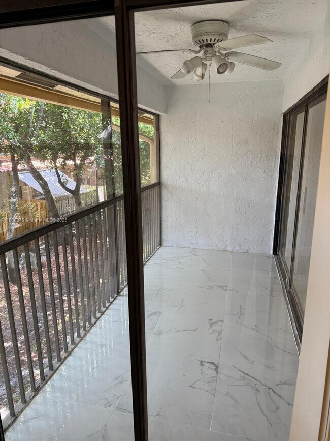 Building Photo - 3043 Riverside Dr